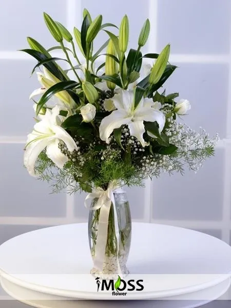 Beyaz Güller Ve Lilyumlar