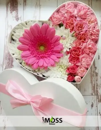 Kalp Kutuda Karanfiller ve Papatyalar