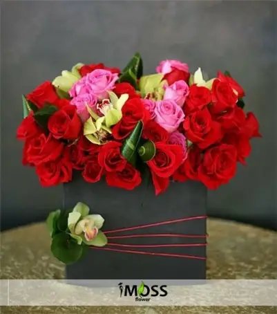 SİYAH KUTUDA ORKİDE VE GÜLLER