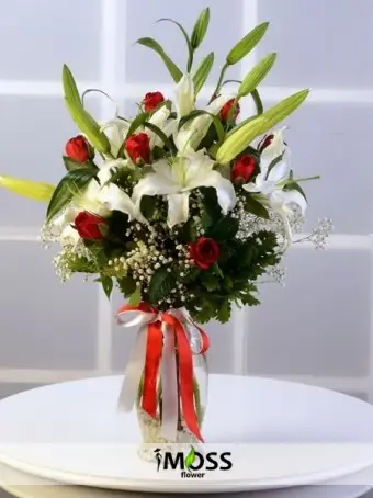 Beyaz Lilyum Ve Kırmızı Güller