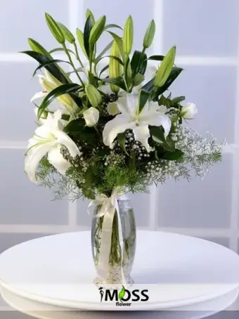 Beyaz Güller Ve Lilyumlar