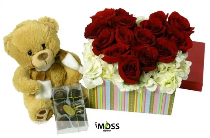 KUTUDA KIRMIZI GULLER AYICIK VE ÇİKOLATA