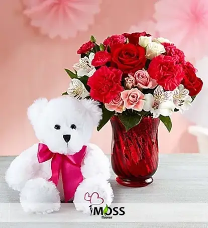 Kırmızı Vazoda Güller Ve Şirin Ayıcık