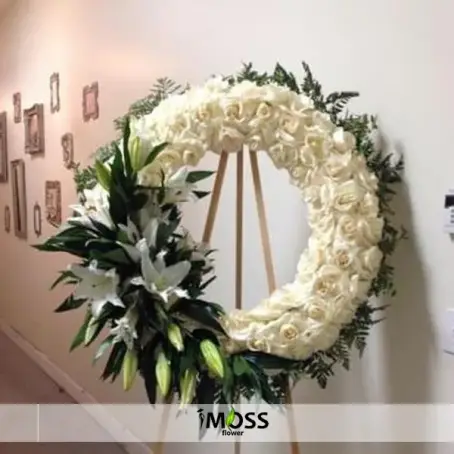 BEYAZ GÜL VE LİLYUMLARDAN CENAZE ÇELENGİ