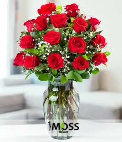 vazoda 12 adet kırmızı gül