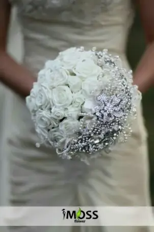 Beyaz Güller Ve Özel Taşlar