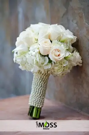 Beyaz Gül Ve Ortanca Buketi İncilerle