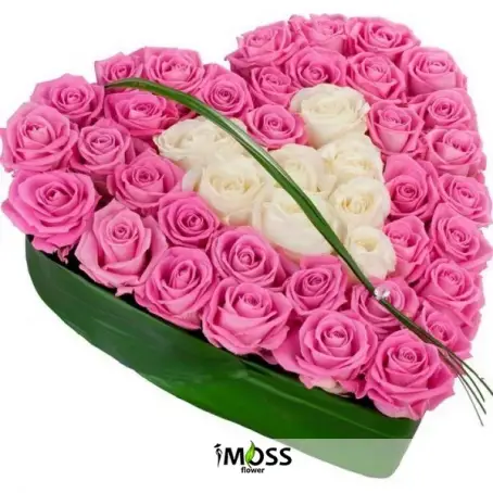 Kalp Kutuda Pembe Ve Beyaz Güller 