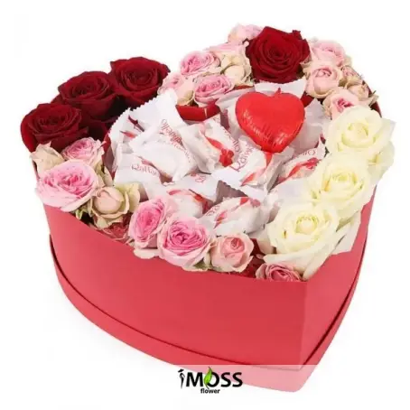 Kalp kutuda güller ve çikolatalar