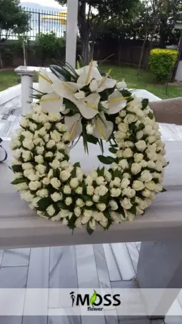 beyaz gül ve antoryum korbey